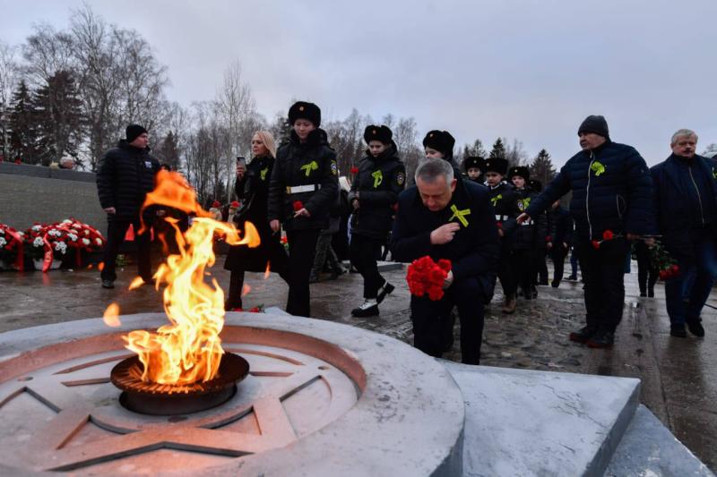 Возложение цветов к Вечному огню